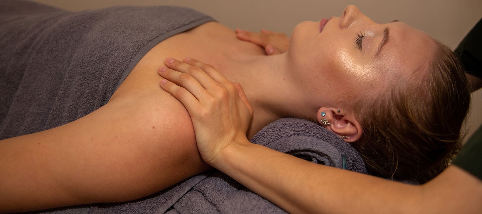 Benefits of Deep Tissue Massage for Upper Back Pain - One Body LDN